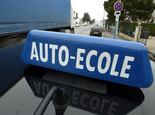 4700 autos écoles menacent de grève.