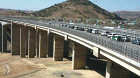 أكثر من 500 عامل جزائري يغلقون قاعدتي الحياة الصينيتين ويوقفون العمل بمشروع الطريق السيار