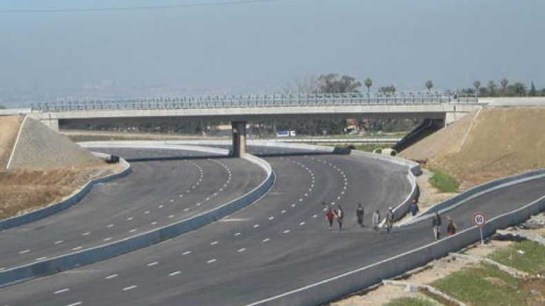 توقيف عصابة تنصب حواجز مزيفة بالطريق السيار