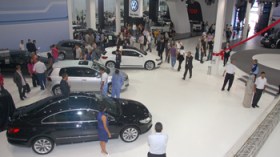 شغف الجزائريين بالسيارات يتغلب على قرارات الحكومة ويتحدى سوء الأحوال الجوية