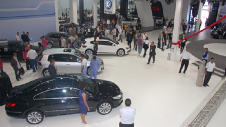 شغف الجزائريين بالسيارات يتغلب على قرارات الحكومة ويتحدى سوء الأحوال الجوية