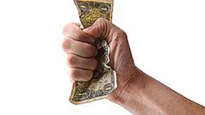 مزقت أموال زوجي البخيل وألقيت بها في دورة المياه