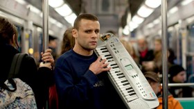 ضرير جزائري تحول إلى نجم موسيقي في ميترو أنفاق باريس