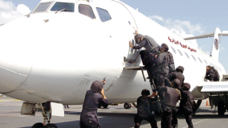 شيخ يهدد بتفجير طائرة بحزام ناسف مصنوع من التمر!