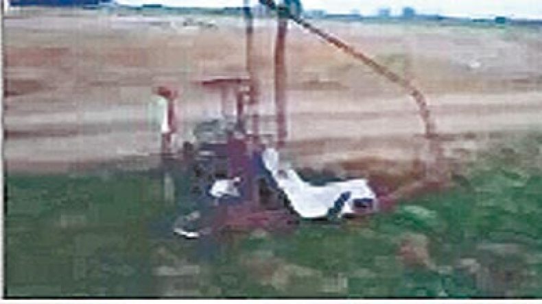 شاب ينجح في صنع طائرة شراعية حلقت به ثلاثة كلم قبل أن تقع بأولاد موسى