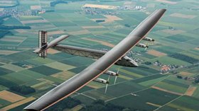 طائرة تعمل بالطاقة الشمسية تبدأ أول رحلة حول العالم