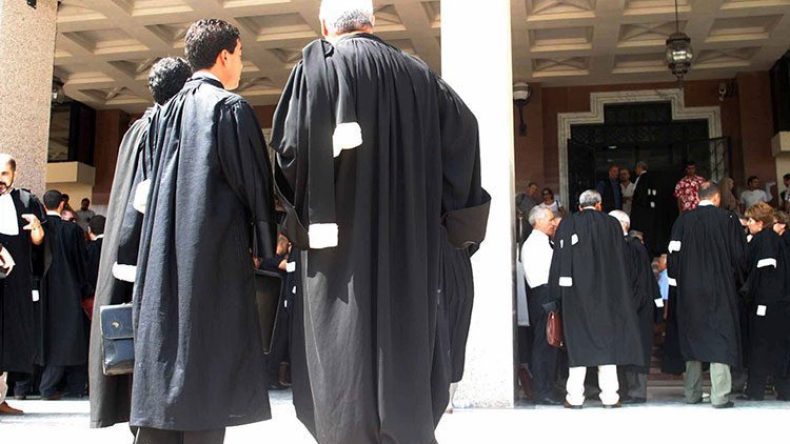 عشرات المترشحين لمهنة المحاماة يخرجون إلى الشارع