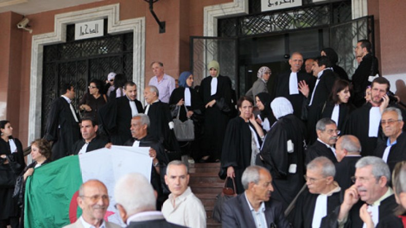 المحامون يكمّمون أفواههم ويكبّلوا أيديهم بالسلاسل