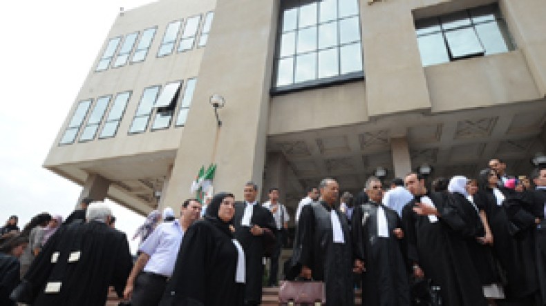 المحامون يقاطعون الجلسات والأعمال القضائية ويشلون محاكم الوطن