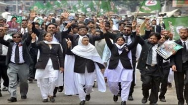 Des centaines d'avocats manifestent dans l'enclave diplomatique à Islamabad