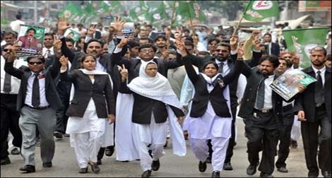 Des centaines d'avocats manifestent dans l'enclave diplomatique à Islamabad