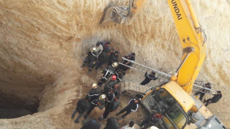 طريقة الإنقاذ خاطئة.. لا بد من حفر آبار جوارية لتفادي انزلاق الشاب