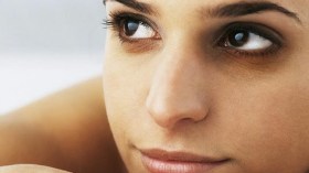 زيت اللوز خلاصك من الهالات السوداء