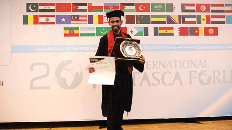 أيوب يلوز يتوج بجائزة أصغر باحث في ملتقى إزمير بتركيا