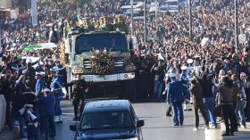 الجزائريون يردون الجميل لقائدهم في جنازة مهيبة