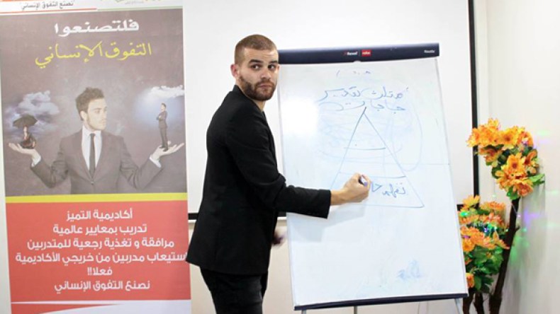 خرجت من الجامعة مكسورا وعدت إليها محاضرا