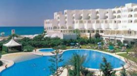 آلاف الجزائريين يلغون حجوزات احتفالات رأس السنة بفنادق وملاهي تونس