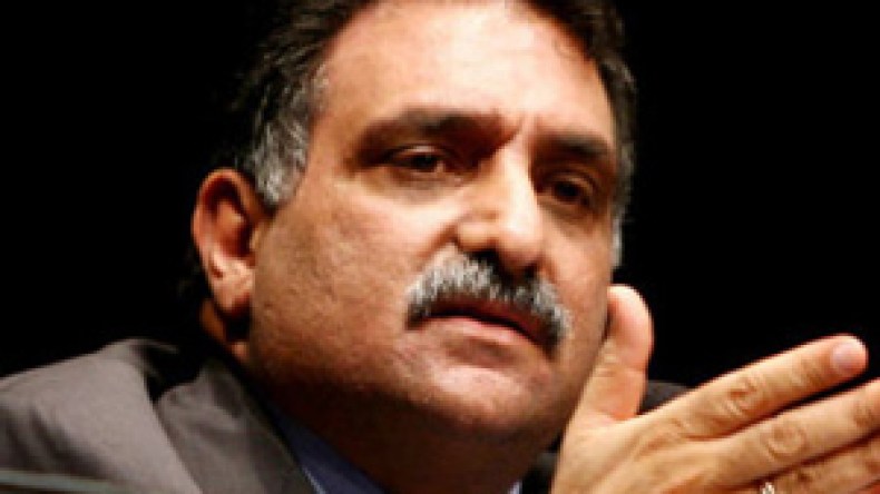 عزمي‭ ‬بشارة‭ ‬للشروق:مبارك‭ ‬أول‭ ‬ديكتاتور‭ ‬يحرّض‭ ‬شعبه‭ ‬على‭ ‬العنف