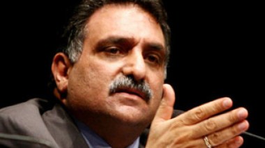 L’expert politique Azemi Bechara à Echorouk : « Moubarak est le premier dictateur à encourager son peuple à la violence »