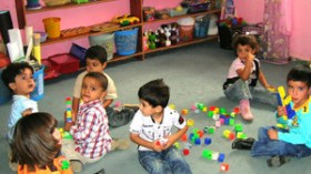 الأطفال ينامون على الطاولات ويقضون يومهم بلا لعب