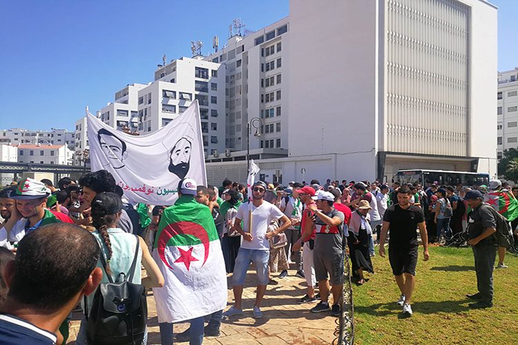 Les étudiants bravent la chaleur