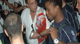 استقبال  خاص  لأزوكا  من  قبل  أنصار  فريقه  السابق  شالك