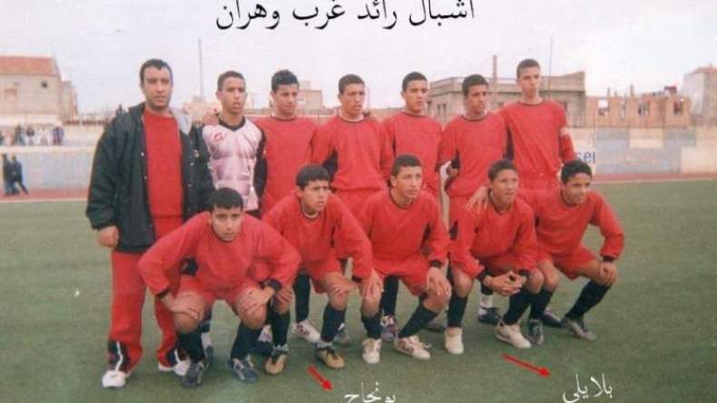 صورة تذكارية “مُهرّبة” للاعبَين بلايلي وبونجاح في فئة الأشبال