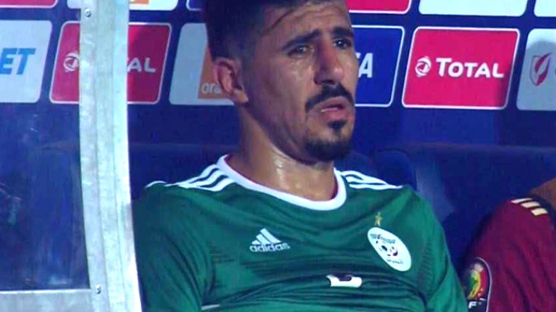 المشجعون يحاصرون حافلة “الخضر” بملعب السويس ويرفعون معنويات بونجاح