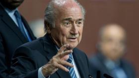 الإتحاد الأوروبي يطالب بتنحية بلاتر نهائيا