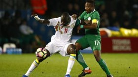 الجمهور يجتاح الملعب في مباراة نيجيريا والسنيغال