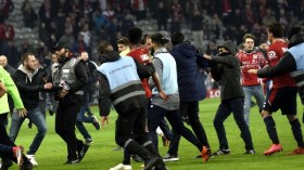 مُشجّعون “همجيون” يعتدون على “بن زية” وزملائه