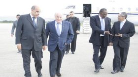 بلاتير وحياتو يصلان الجزائر