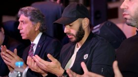 بن زيمة يتناول وجبة الإفطار في الهواء الطلق بِإسطنبول