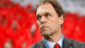 أقيل من منصبه بسبب 12 هدفا!