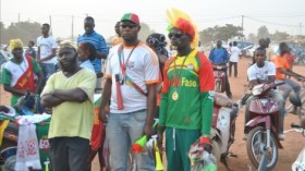 البوركينابيون يلجأون إلى الإشاعة لـ “تنويم” الأنصار