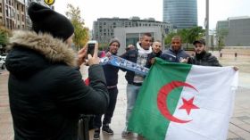 مهاجرون جزائريون يهنّئون براهيمي في إسبانيا