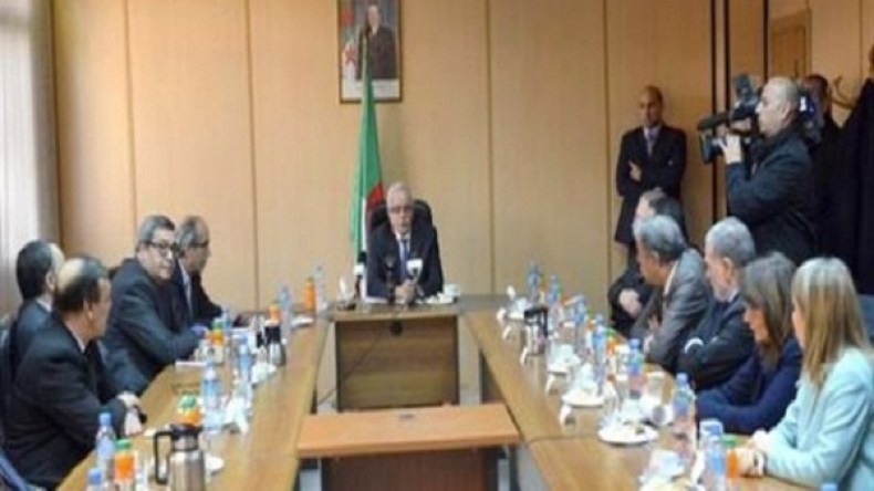 تنصيب أعضاء لجنة تحكيم جائزة رئيس الجمهورية للصحفي المحترف