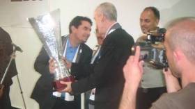 قرباج يسلّم شباب عين الفكرون درع اللقب