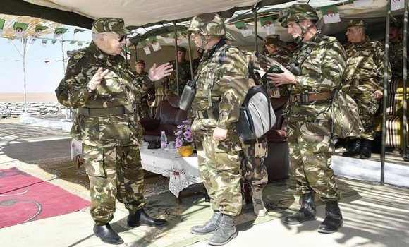 Gaïd Salah supervise un exercice de tirs réels dans la 4ème région militaire