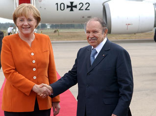 Bouteflika et Merkel assistent à la signature du premier accord pour la réalisation de la Grande Mosquée d’Alger