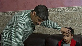 الشيخ بلحمر ينهي معاناة الطفلة آية من خروج خصلات الشعر من فمها