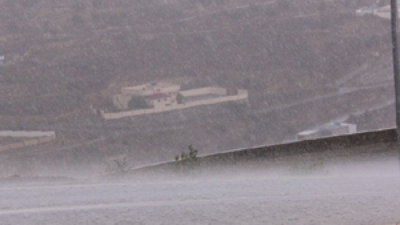 الأمطار  والثلوج  شرقا  وأقل  غزارة  بالوسط  وسحب  عابرة  غربا