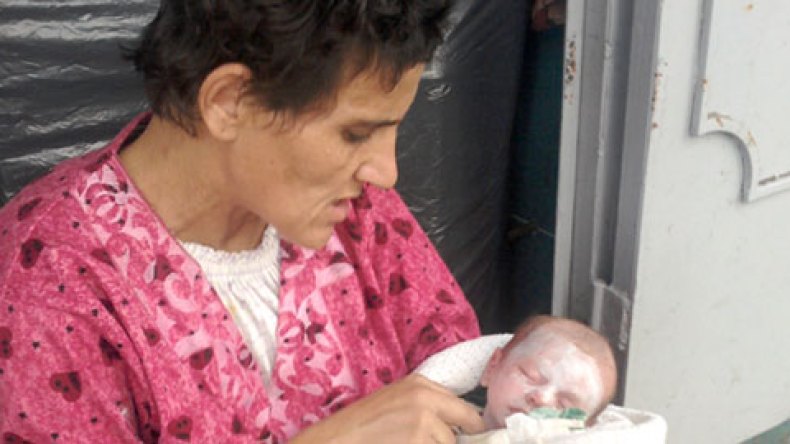 أم مجنونة تعذب رضيعها في شوارع باب الوادي