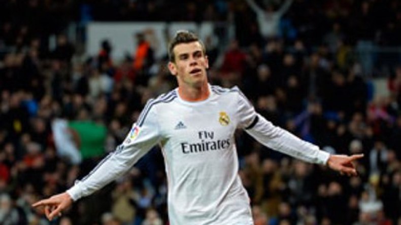 العلم الجزائري يرفرف في مدرجات ملعب “سانتياغو بيرنابيو”