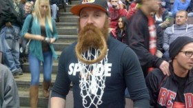 مناصر أمريكي يطلق لحية “غريبة”!