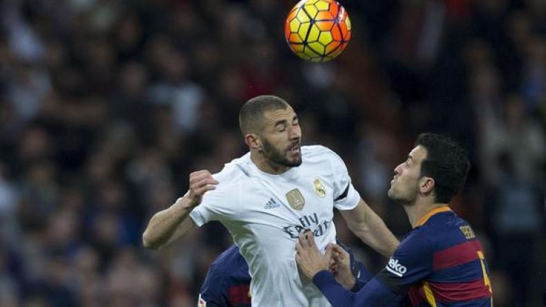 Karim Benzema crache pendant la Marseillaise !
