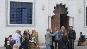 سكان “عمارة الموت” يعتصمون أمام الدائرة ويتعرضون للضرب