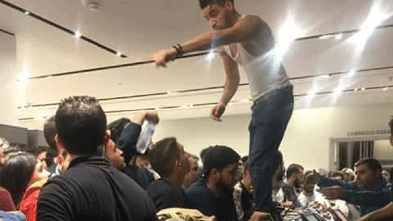 تدافع.. وسرقات وشجارات بالمراكز التجارية للظفر بـ”الصولد”