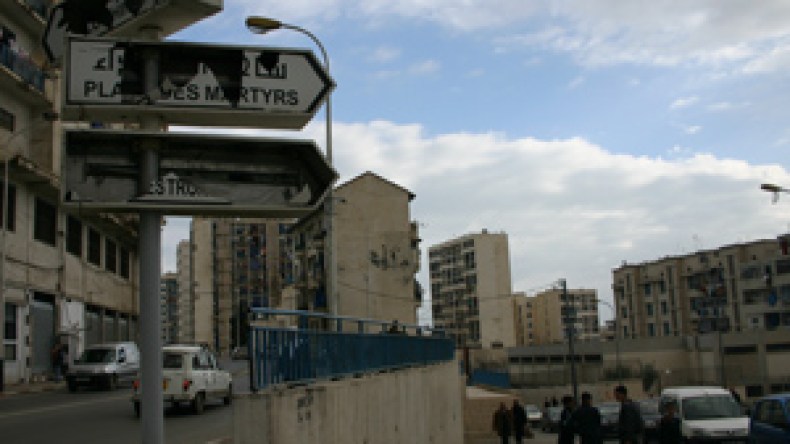 مواجهات بالأسلحة البيضاء تخلف جرحى وخسائر في المحلات والسيارات