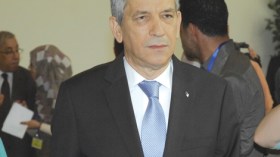 بابا أحمد يرمي بالكرة في مرمى الوظيف العمومي